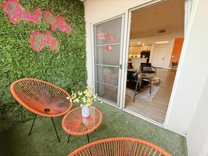Terrace/patio - Charming 3BR with WiFi, AC and Parking in Marvelous Los Angeles (Los Angeles)