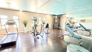 A gym with treadmills, elliptical machines, and a weight station. - Charming 3BR with WiFi, AC and Parking in Marvelous Los Angeles (Los Angeles)