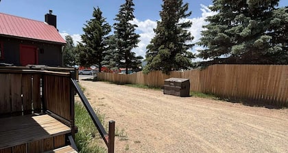 Room 5: Mountain Retreat 15 Minutes to Red River/Angel Fire