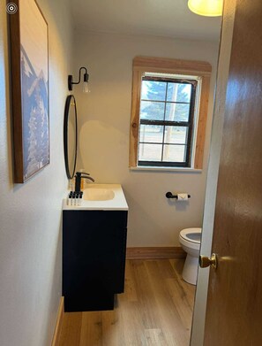 シャワー、タオル、石鹸、トイレットペーパー