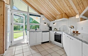 Fridge, microwave, stovetop, dishwasher - Amazing home in Oksbøl with sauna (Oksbøl)