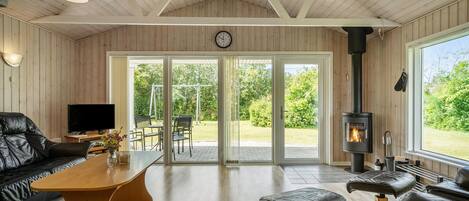 Una televisión, una chimenea