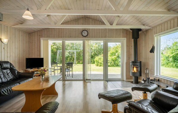 TV, fireplace - Pet friendly home in Tarm with WiFi (Tarm)