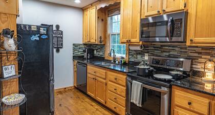 Evergreen Cottage: 2 Bedrooms-Pet Friendly-Lake Access-Hot Tub