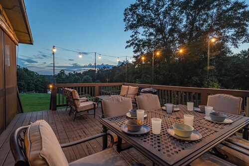 Evergreen Cottage: 2 Bedrooms-Pet Friendly-Lake Access-Hot Tub