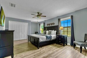 6 habitaciones, escritorio y tabla de planchar con plancha