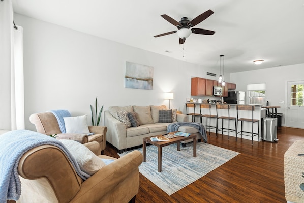 Living area - 2 Bedroom 2.5 bath minutes from Downtown Swansboro, Emerald Isle & Camp Lejeune. (Hubert)