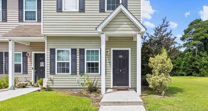 2 Bedroom 2.5 bath minutes from Downtown Swansboro, Emerald Isle & Camp Lejeune.