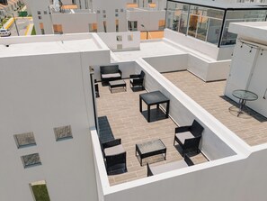 Perhetalo, näköala uima-altaalle | Terassi/patio