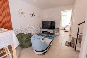 Family House, Pool View | Living room
