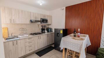 Family House, Pool View | Dining room
