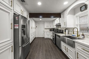 Fridge, microwave, oven, stovetop - Nebula Ranch · Fire Pit · King Bed · Mural Yard · Houston Heights (Houston)