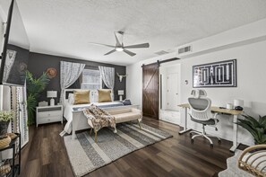 3 Schlafzimmer, Schreibtisch, Bügeleisen/Bügelbrett, Reisekinderbett
