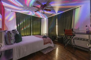 3 bedrooms, desk, iron/ironing board, travel crib - Nebula Ranch · Fire Pit · King Bed · Mural Yard · Houston Heights (Houston)
