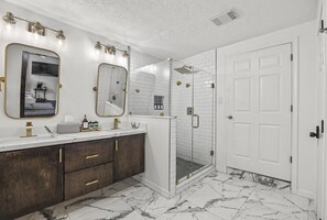 Hair dryer, towels - Nebula Ranch · Fire Pit · King Bed · Mural Yard · Houston Heights (Houston)