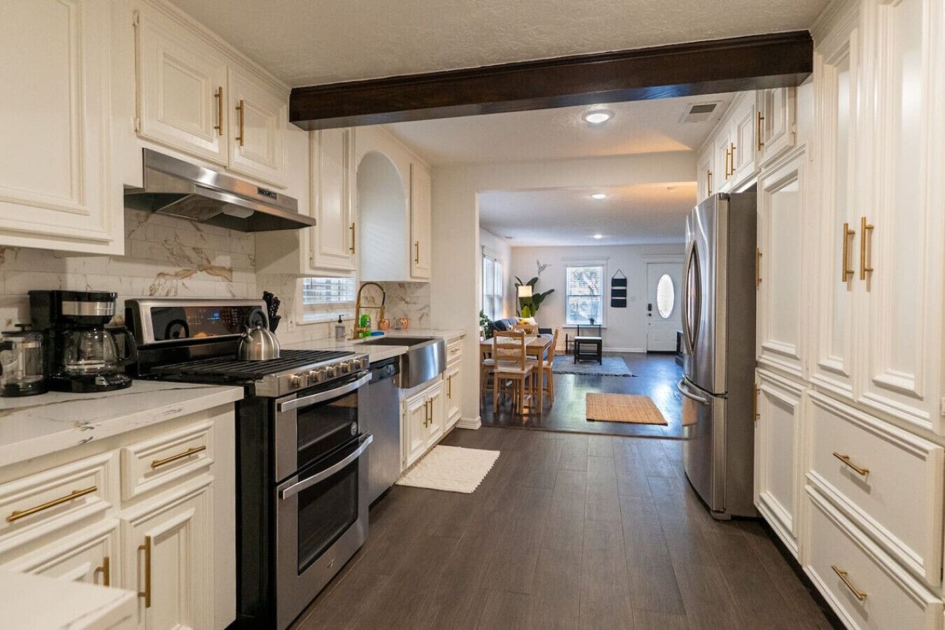 Réfrigérateur, four à micro-ondes, un four, surface de cuisson