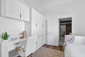 3 bedrooms, desk, free WiFi, bed sheets