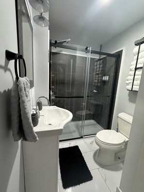 Dusche, Haartrockner, Handtücher, Seife