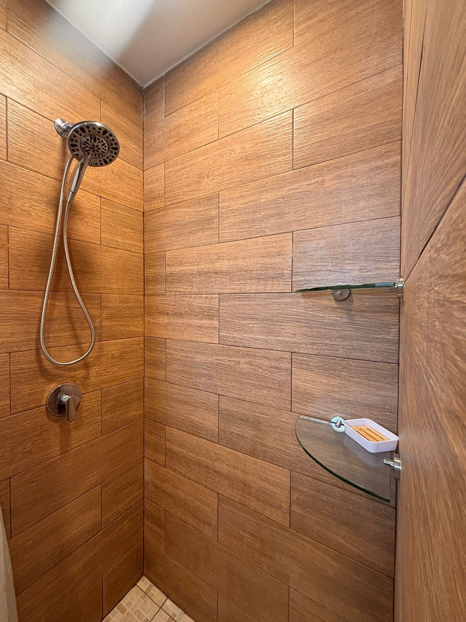 Douche, sèche-cheveux, serviettes fournies, savon
