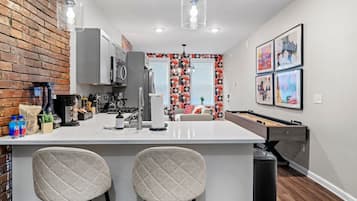 Microondas, horno, parrilla de estufa y lavavajillas