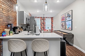 Microondas, horno, parrilla de estufa y lavavajillas