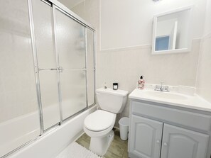 Secador de pelo, toallas, jabón, papel higiénico