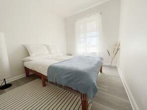 3 habitaciones, tabla de planchar con plancha, wifi y ropa de cama