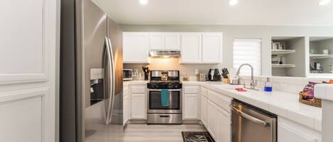 Een magnetron, een oven, een kookplaat, een vaatwasser