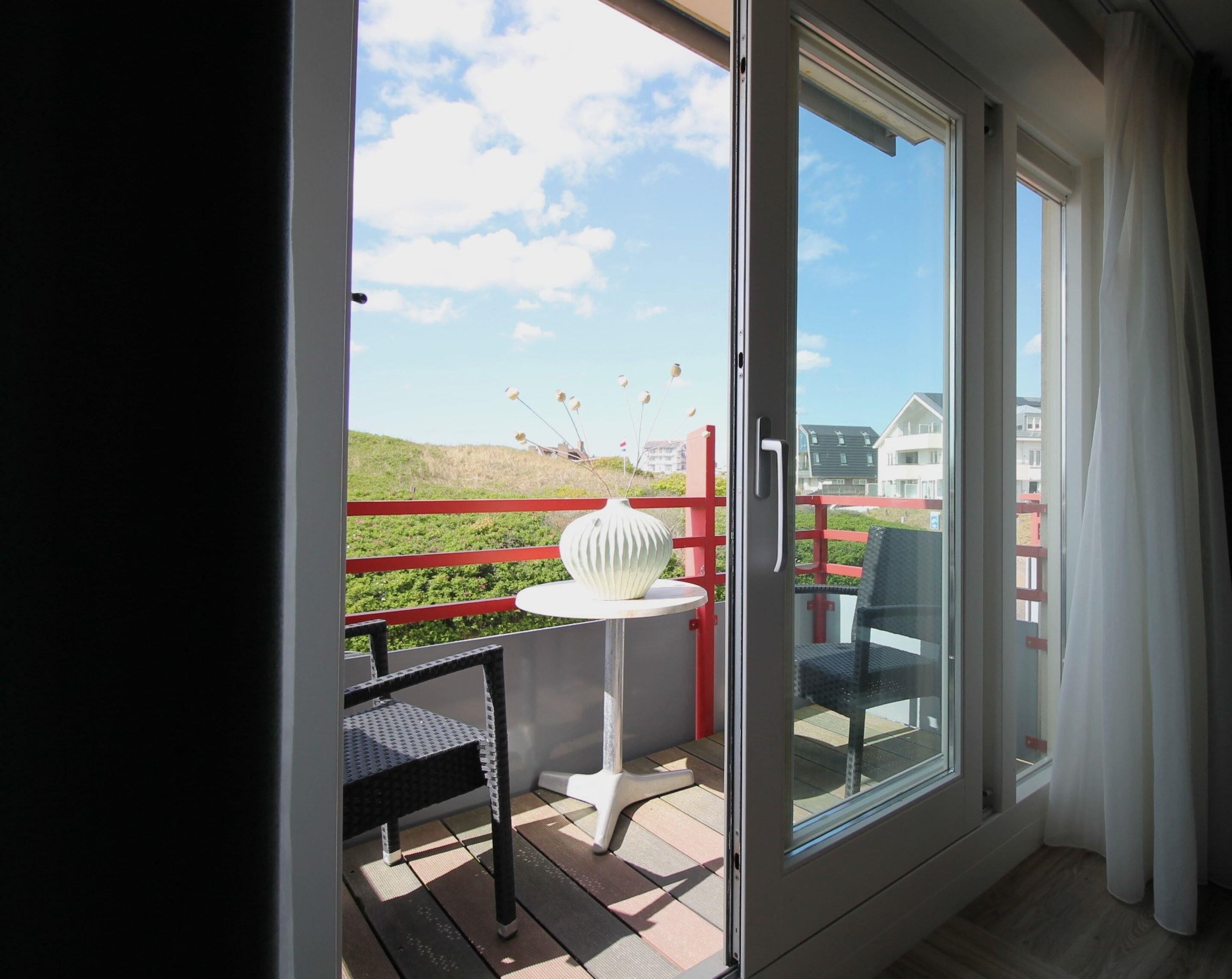 Superior kamer, 1 tweepersoonsbed, niet-roken, uitzicht op zee (Walk-in Shower) | Een kluis op de kamer, een bureau, een laptopwerkplek, babybedden