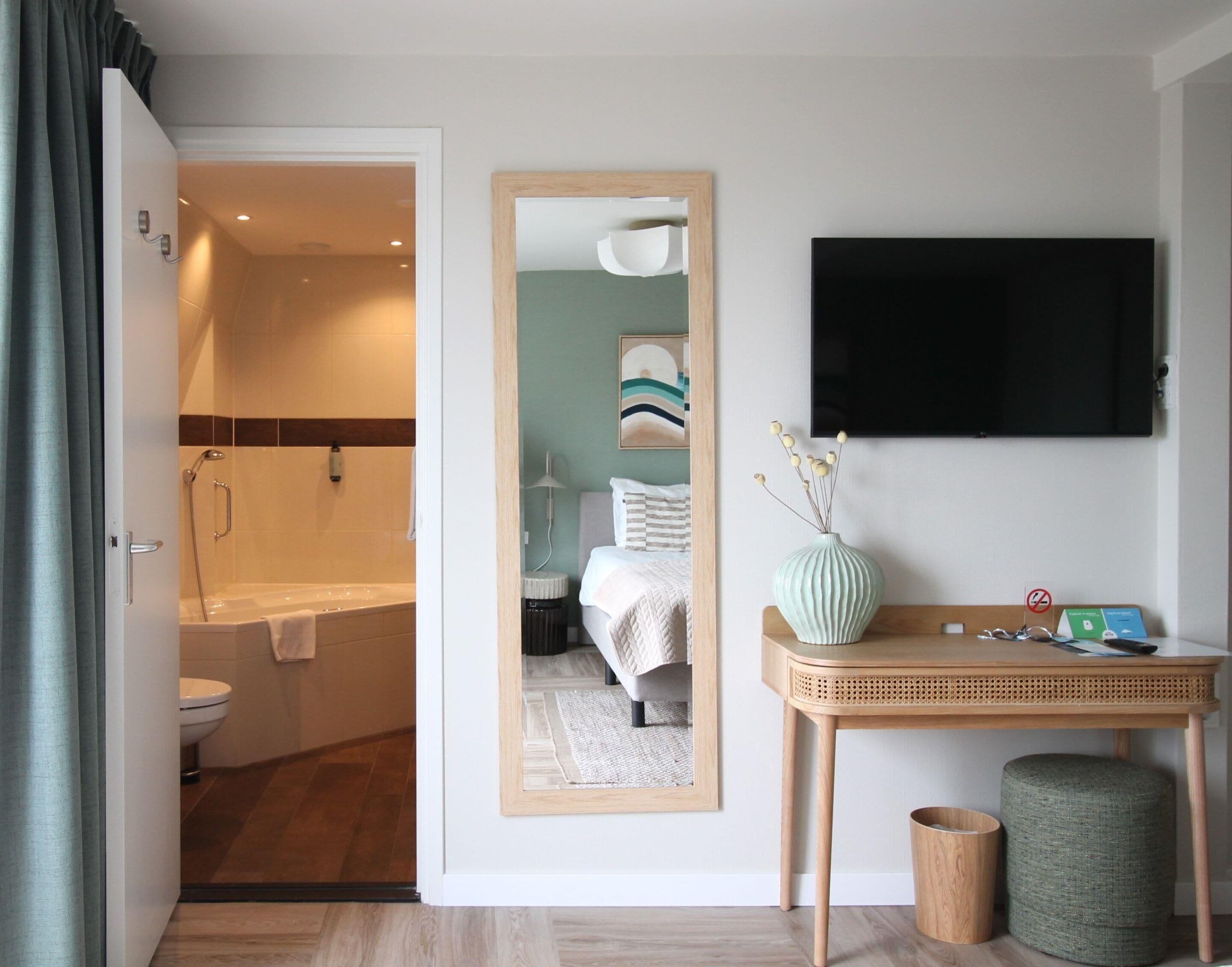 Superior kamer, 1 tweepersoonsbed, niet-roken, uitzicht op zee (Walk-in Shower) | Een kluis op de kamer, een bureau, een laptopwerkplek, babybedden