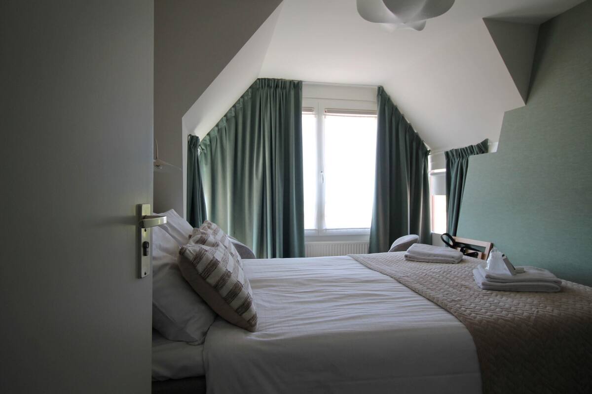 In-room safe, desk, laptop workspace, cribs (surcharge)