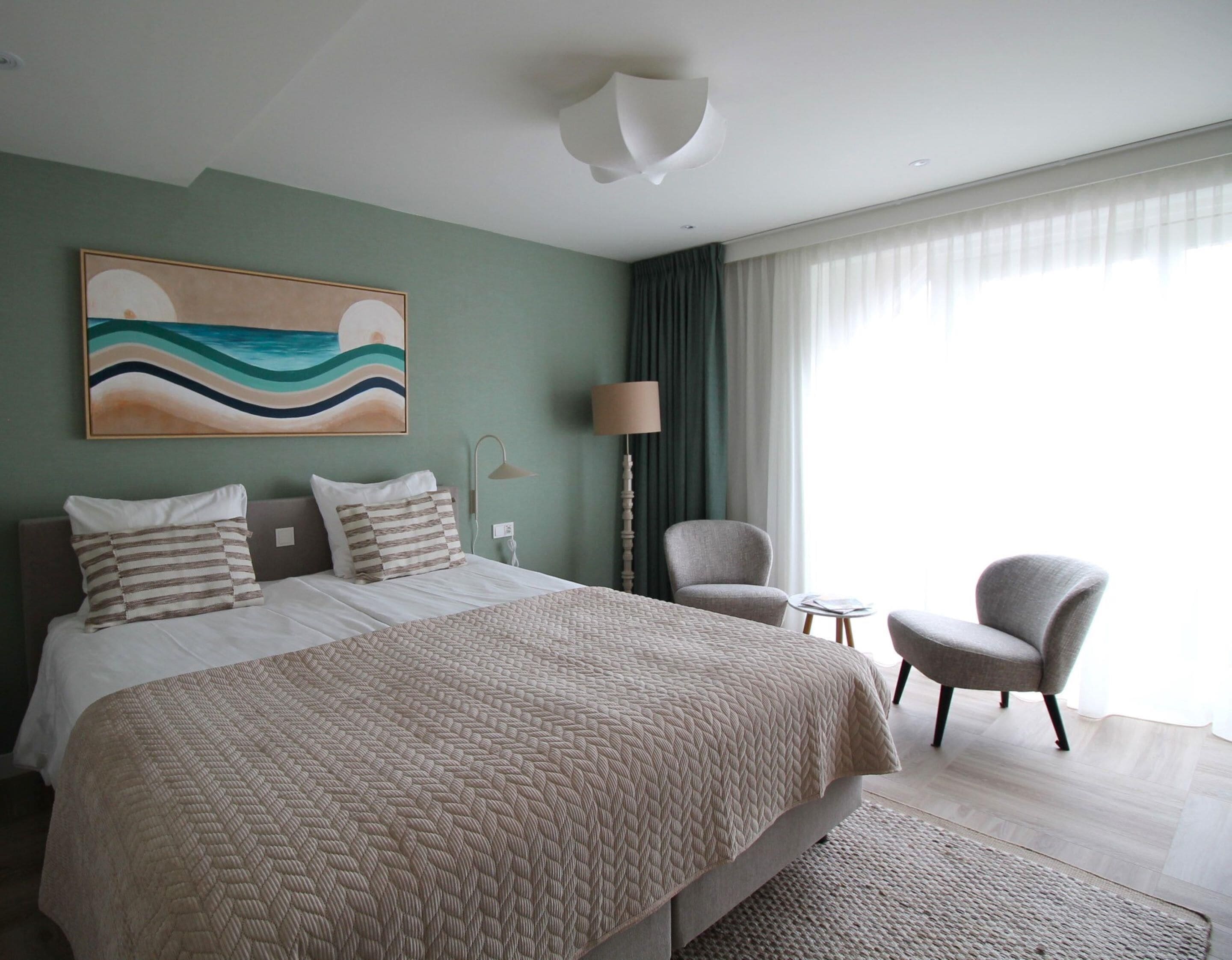 Superior kamer, 1 tweepersoonsbed, niet-roken, uitzicht op zee (Walk-in Shower) | Een kluis op de kamer, een bureau, een laptopwerkplek, babybedden