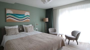 Superior kamer, 1 tweepersoonsbed, niet-roken, uitzicht op zee (Walk-in Shower) | Een kluis op de kamer, een bureau, een laptopwerkplek, babybedden