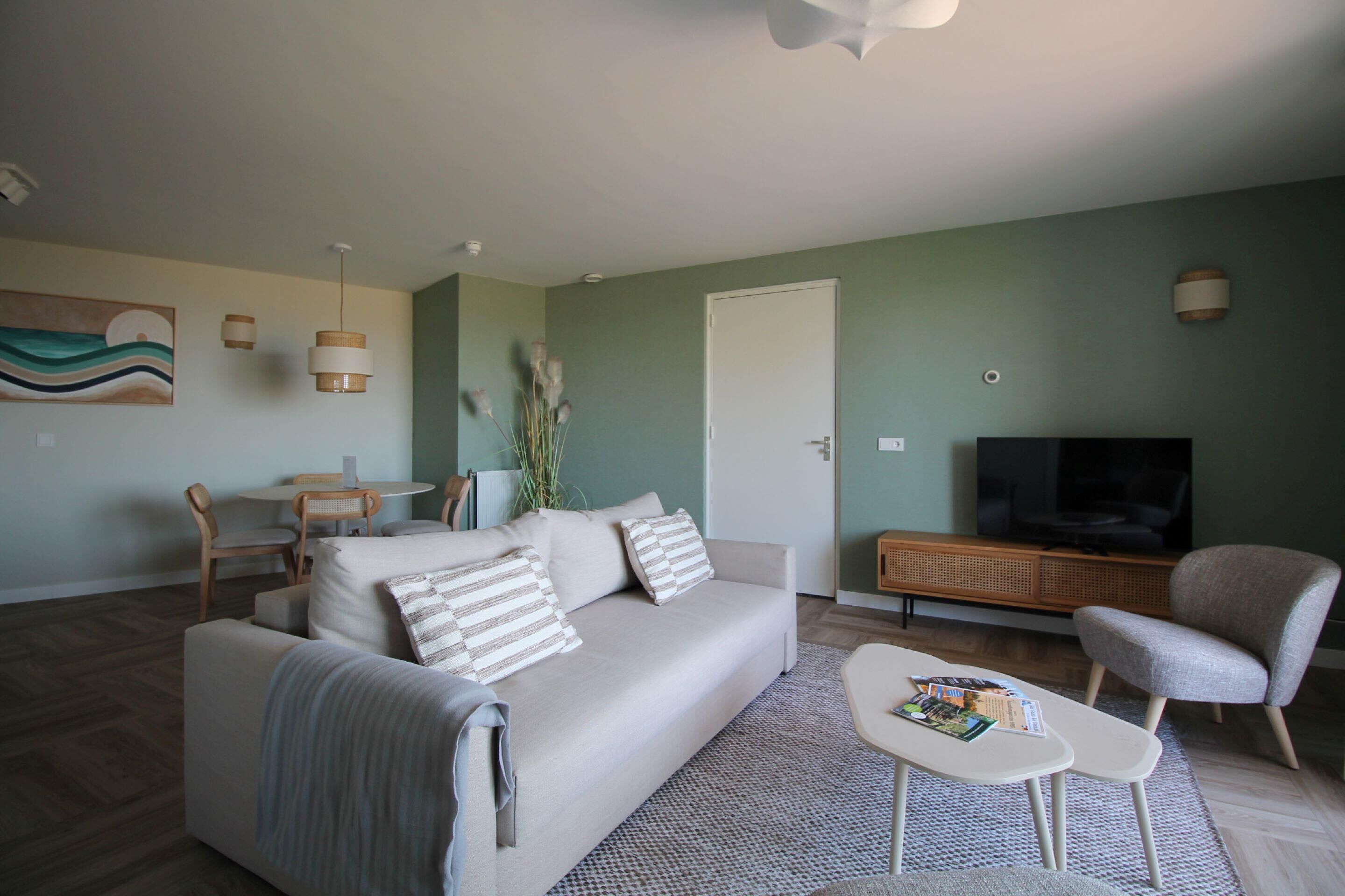 Standaard appartement, meerdere bedden, niet-roken, uitzicht op zee (Walk-in Shower) | Een kluis op de kamer, een bureau, een laptopwerkplek, babybedden