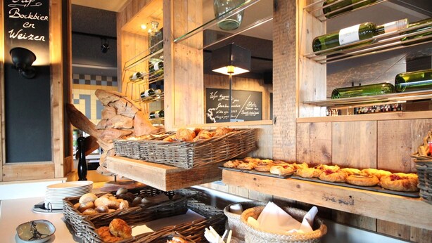 A bakery display with various baked goods and pastries. - Best Western Beach Hotel Bergen Aan Zee (Bergen aan Zee)