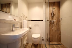 Comfort-rum - 1 dubbelsÀng - icke-rökare (Walk-in Shower) | Badrum | HÄrtork, handdukar, tvÄl och schampo