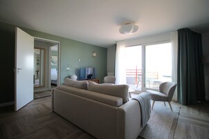 Apartamento standard, várias camas, para não fumantes, vista para o mar (Walk-in Shower) | Cofres nos quartos, escrivaninha, espaço de trabalho para notebook