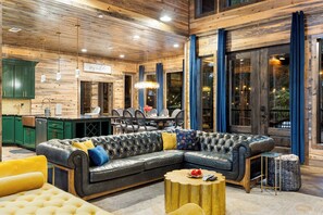 Una Smart TV, una chimenea, videojuegos