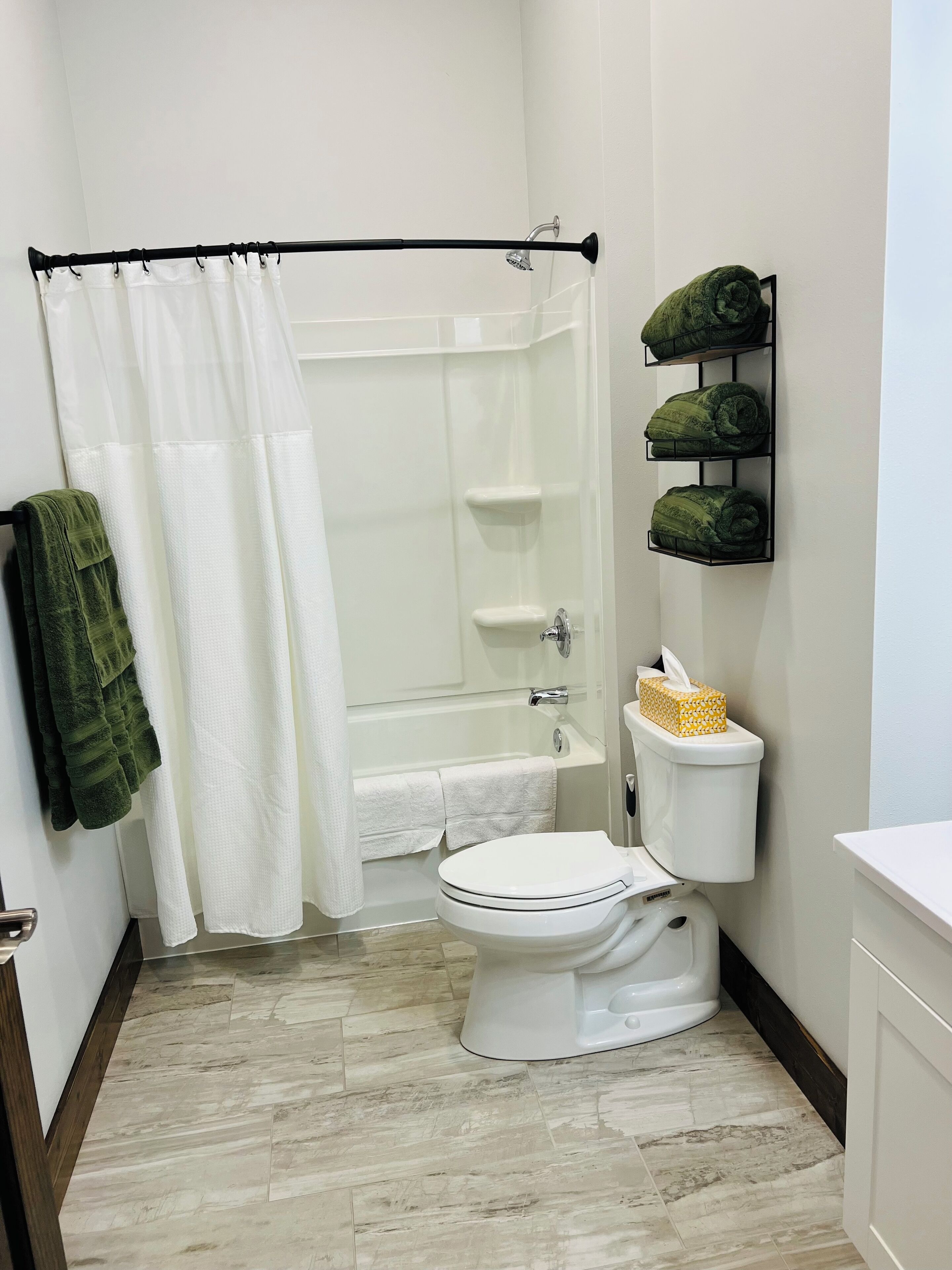 Een haardroger, handdoeken, zeep, shampoo