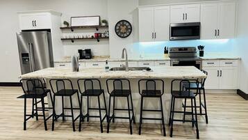 Een koelkast, een microgolfoven, een oven, een kookplaat