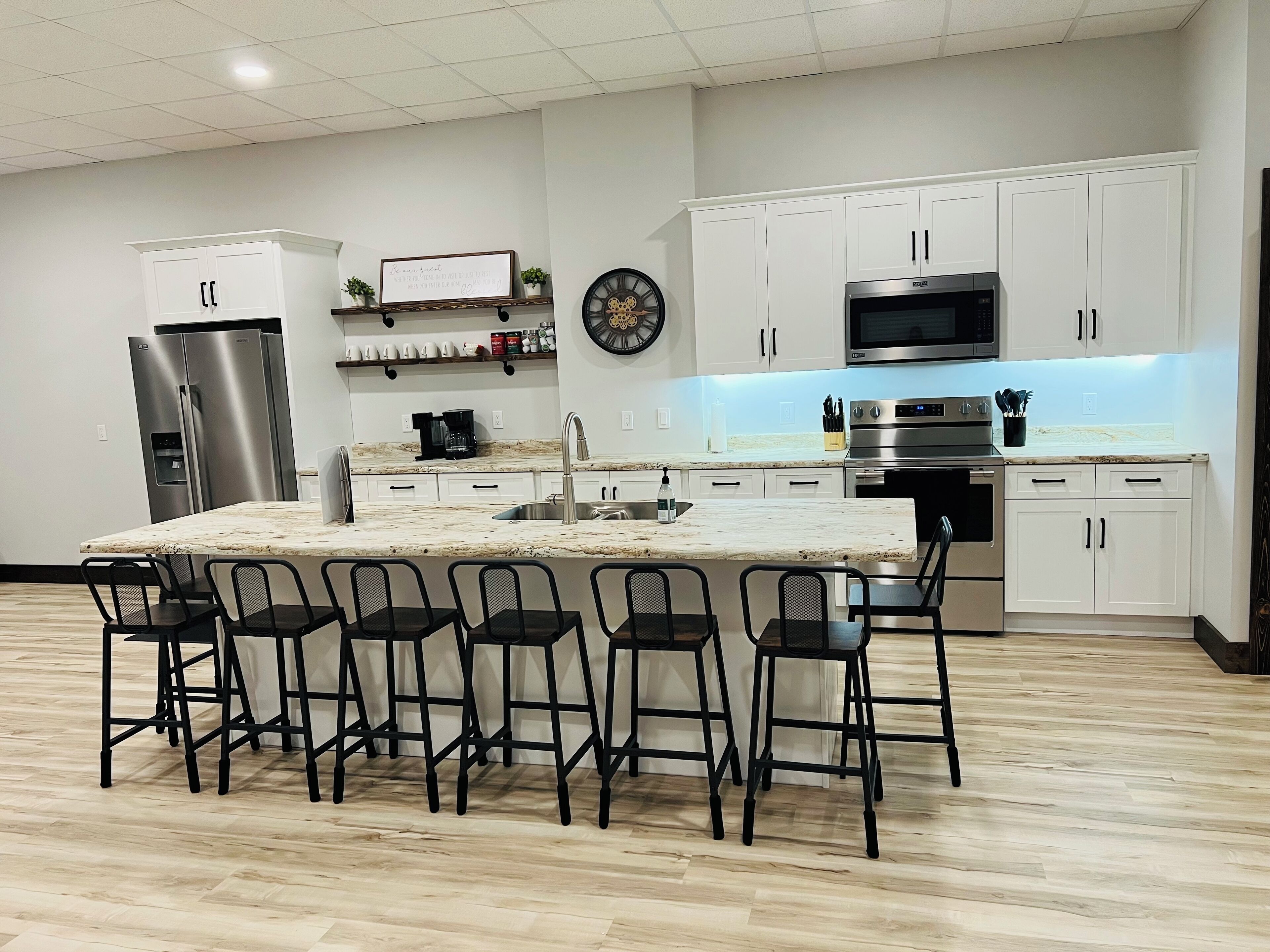 Geladeira, micro-ondas, fogão, cooktop