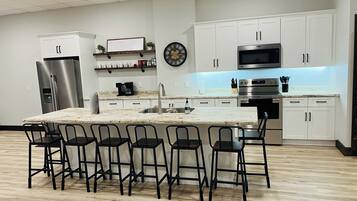 Jääkaappi, mikroaaltouuni, uuni, liesi