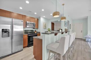 Mikrobølgeovn, ovn, kokeplater og oppvaskmaskin