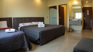 Espacio para trabajar con laptop y cortinas blackout 