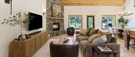 Smart-TV, Kamin, Bücher