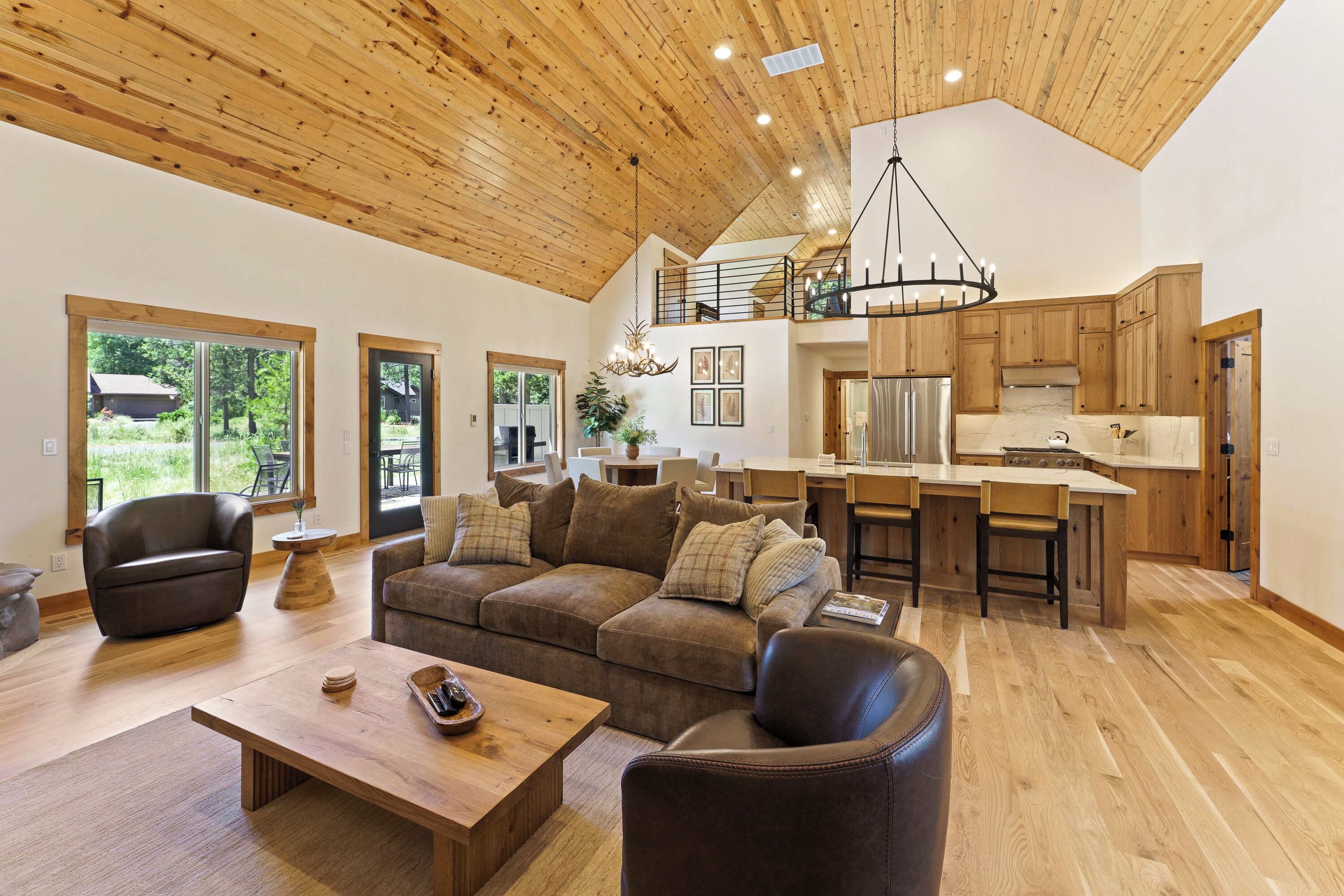 Smart-TV, Kamin, Bücher