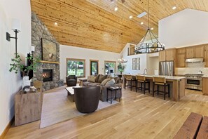 Smart-tv, een open haard en boeken