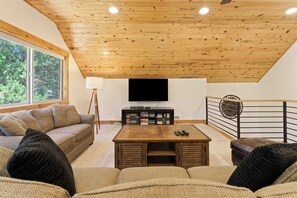 Smart-tv, een open haard en boeken