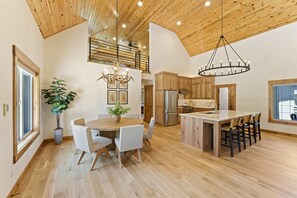 Dining - 4 Catkin - Exceptional Retreat! Hot Tub, SHARC, Great Location (Sunriver)