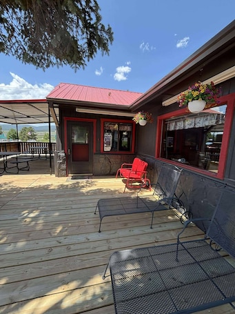 Terrazza/patio. Room 9: Fisherman's Bunk - 15 minutes from Red River/ Angel Fire